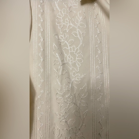 NWT Easy Spirit Silk Embroidered Button Down Long Sleeve Ivory Shirt Size Medium - Picture 3 of 6